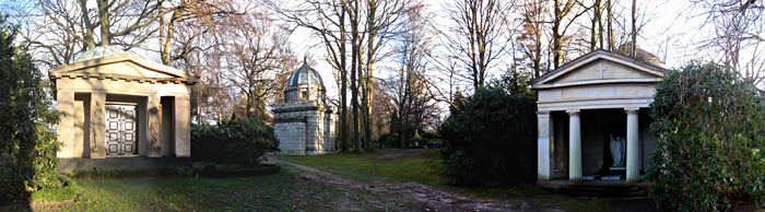 kleinere Mausoleen auf dem Friedhof Ohlsdorf in Hamburg